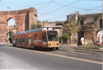 Socimi Nr. 9022 am 03.10.2001 auf der Linie 3, Porta Maggiore (03.10.2001)