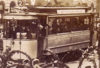B-Wagen L2 während Schäfflertanzes 1928 am Hauptbahnhof, © Foto: Sammlung Edmund Engl