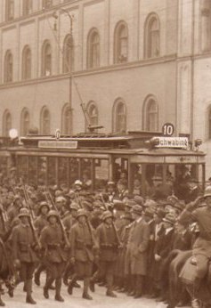 C-Wagen L10 01.05.1918 Ludwigstraße, Einzug der Truppen des Oberst Epp, 
© Foto: Sammlung Edmund Engl