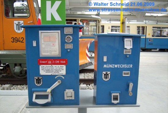 Fahrkartenautomat und Mnzwechsler, MVG Museum, 21.06.2009; Foto:  Walter Schneid