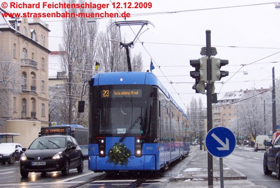 Variobahn 2302 in der Leopldstrae/Mnchner Freiheit, 12.12.2009;  Richard Feichtenschlager