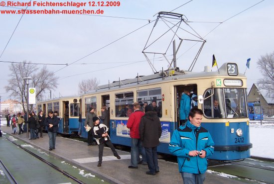 M4-Zug 2412+3407 in Schwabing Nord, 12.12.2009;  Richard Feichtenschlager