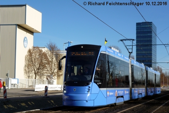 2807, Linie 25 Truderinger Strae Richtung Max-Weber-Platz, Hintergrund: Hochhaus des Sddeutschen Verlags, 10.12.2016; 
 Richard Feichtenschlager